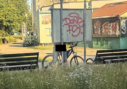 Agresywny mężczyzna oddawał mocz przy placu zabaw na ul. Kobierzyńskiej