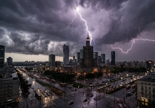 Burza nad Warszawą. Grzmoty słychać po obu stronach Wisły