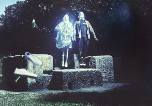 Converse mają nieziemską propozycję, która cię porwie jak UFO z sci-fi lat 70. Ten collab to cudo prostych rozwiązań