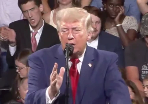 Trump ośmieszony na własnym wiecu. Mężczyzna tuż za nim nie musiał nic mówić