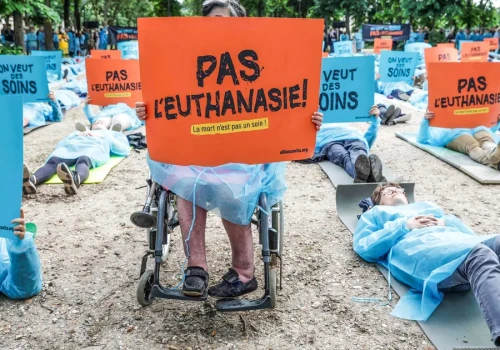 Eutanazja we Francji. Nowe prawo rozpala spór o godną śmierć