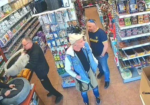 Policja publikuje wizerunki trzech mężczyzn. Kto ich rozpoznaje?