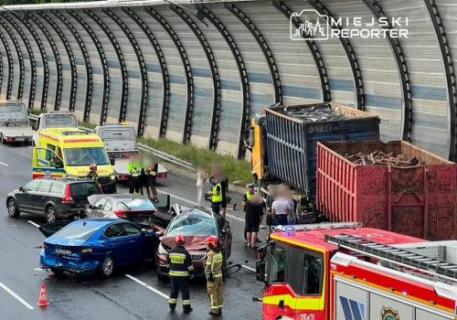Ciężarówka staranowała 4 osobówki na trasie S8. Ranne dziecko. Trzy pasy są zablokowane