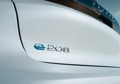 Oto nowy mały Peugeot. Wygląda jak po spotkaniu z lwem
