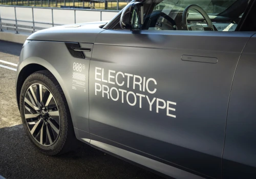 Elektryczny Range Rover Sport zadebiutuje jeszcze w tym roku. Brytyjczycy szlifują formę na torze