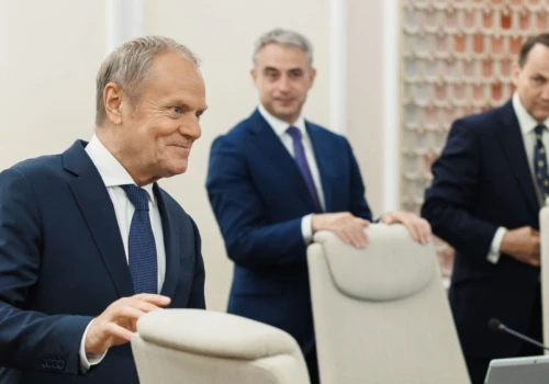 Dla KO konflikt w PiS jak zbawienie. Tylko spójrzcie na wpisy Tuska i Sikorskiego