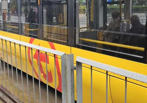 Samochód wjechał na torowisko w centrum Warszawy. Ruch tramwajów został wstrzymany