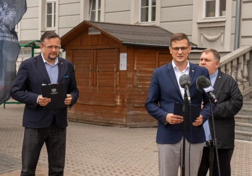 Wojewoda nie jest wstanie wyciągnąć konsekwencji z kontrowersyjnych faktur. Nie ma tez problemów dalej przelewać pieniądze