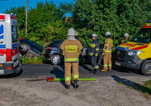 Zderzenie dwóch samochodów. Strażacy ewakuowali poszkodowanych