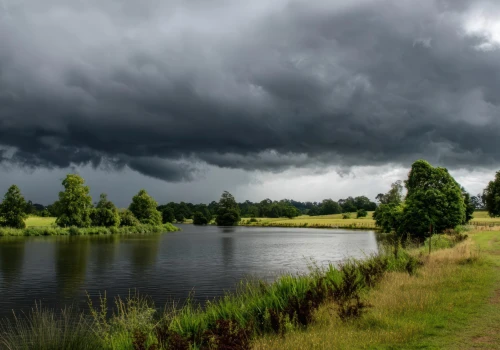 Pogoda na piątek. Deszcz bez zmian, temperatura lekko w górę
