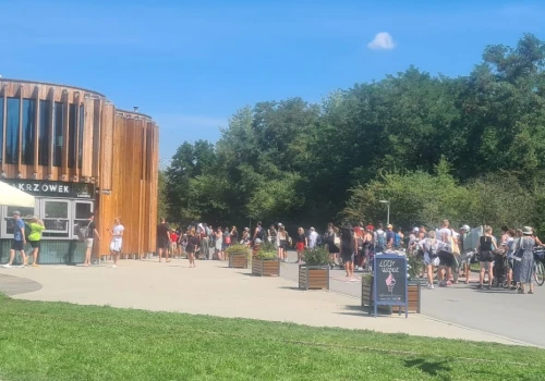 Stoisz w kolejce na Zakrzówku? Dostaniesz informacje, że możesz skorzystać z innych kapielisk