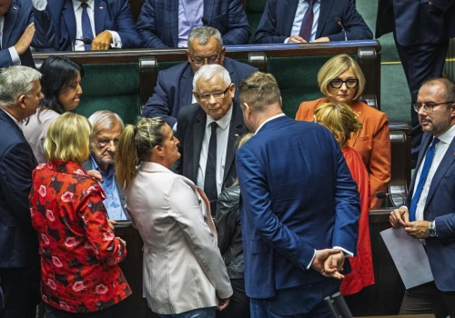 Nocne wpisy polityków PiS. Mowa o grzechu i pękającym sercu. Ultimatum od Kaczyńskie…