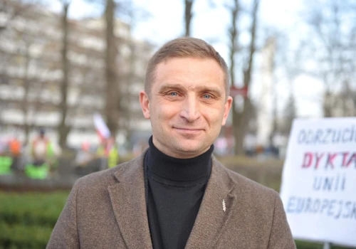 Spotkanie z Bąkiewiczem odwołane w ostatniej chwili. Dom kultury mówi o wprowadzeniu…
