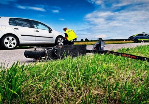 16-latek na hulajnodze zderzył się z Volkswagenem. Jechał bez kasku i uprawnień