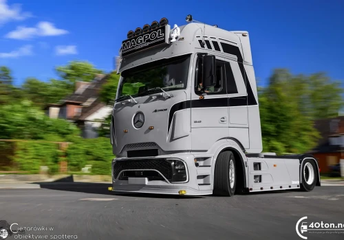 Nowy Actros oraz dwa DAF-y w wielkim powrocie „PMI Style” – Sesja Miesiąca 07/26