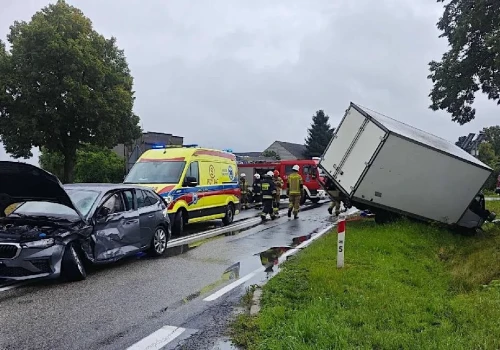 Zderzenie osobówki z autem dostawczym w Sierniczem Małym. Na miejsce ruszyły służby ratunkowe