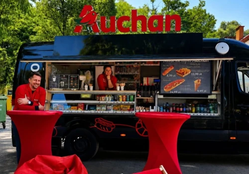 Auchan wyjeżdża z marketów na plaże. Sieć stawia na street food