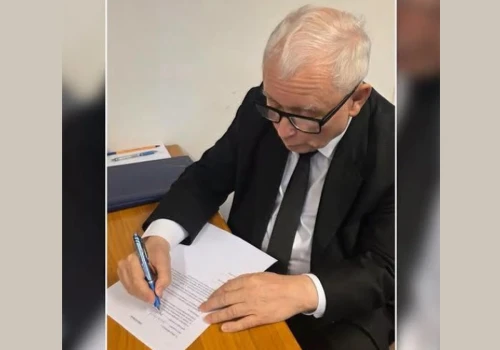 Prof. Dudek śmieje się z Kaczyńskiego. Prezes podpisał „lojalkę” wobec siebie samego
