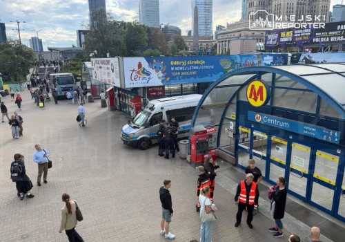 Wrzucił plecak na tory metra w centrum Warszawy. 38-letni Ukrainiec deportowany