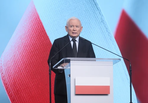 Rozłam w PiS. Trzydziestu kilku posłów zrezygnowało z członkostwa w partii