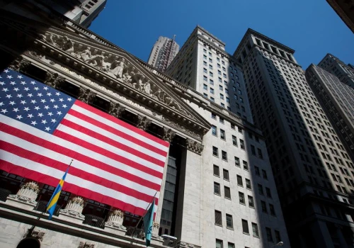 Przed sesją na Wall Street: kontrakty odbijają po wyprzedaży, rynek pozostaje jednak pod presją