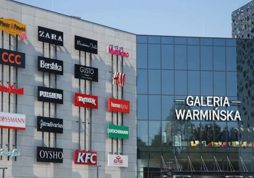 Czterech nastolatków szalało na hulajnogach w Galerii Warmińskiej. Są straty