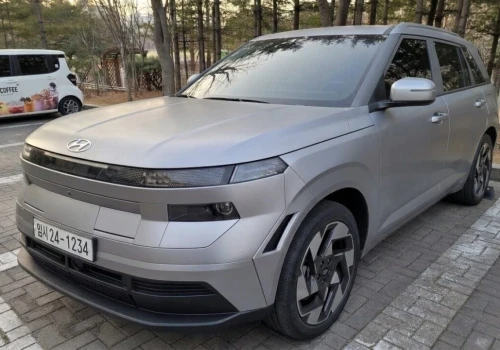 Nowy Hyundai Kona sfotografowany bez kamuflażu. Nie jest jasne, czy straci wersję elektryczną jak Kia Niro
