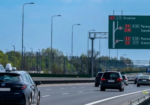 Większy ruch wymaga uwagi. Ponad 90% wypadków wynika z błędów kierowców