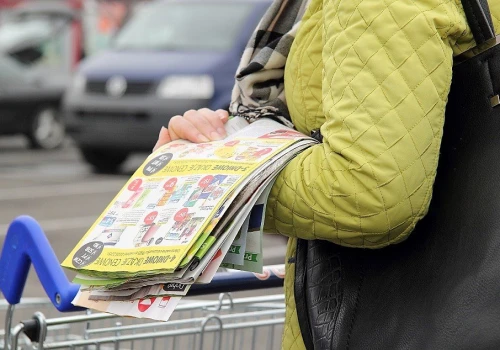 Blisko 42 proc. konsumentów sprawdza gazetki promocyjne przed wizytą w sklepie