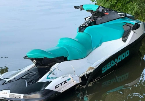 Groźny wypadek na jeziorze Ukiel. Kierująca skuterem uderzyła w motorówkę i trafiła do szpitala