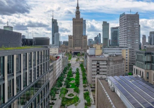 Był betonowy parking, jest zielony deptak. Tak zmienia się centrum Warszawy