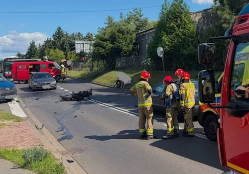 Tragedia na ul. Jana Pawła II w Koninie. W zderzeniu dwóch aut i motocykla zginął motocyklista