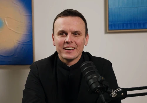 Ksiądz szuka pracy! Chce zebrać pieniądze na atrakcje dla młodzieży