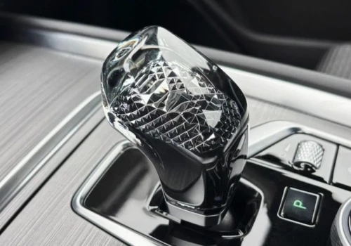 Rywal Tiguana za 95 890 zł zaskakuje wyposażeniem. Ma nawet kryształową gałkę automatu