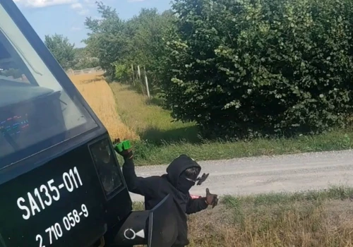 O krok od tragedii na przystanku kolejowym! Młody chłopak wspinał się po szynobusie!