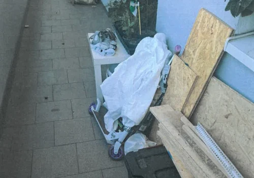 Zwłoki w mieszkaniu komunalnym. Sąsiedzi zostawieni sami sobie przez MZN