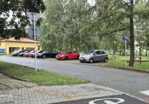 Postoje TAXI w Rzeszowie. Puste, bezużyteczne lub zajmujące chodniki?
