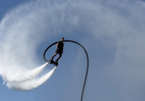Latające deski nad Ustką. Mistrzostwa we flyboardzie