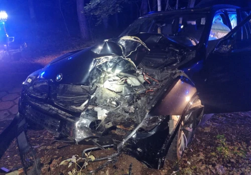 Potężnie rozbite BMW po nocnym zdarzeniu. Auto zostało doszczętnie zniszczone