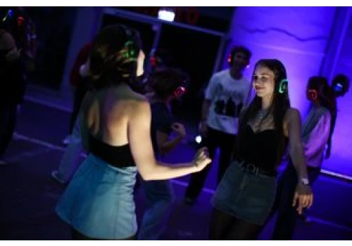 A w Krakowie Cisza na Fali, czyli Silent Disco Party na parkingu Tauron Areny. Wygląda to dziwnie, dopóki nie założysz słuchawek.