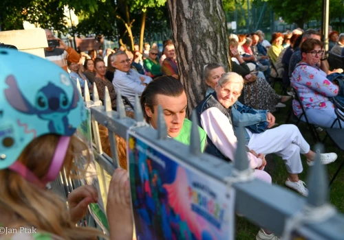 Letni Teatr na Schodach powrócił. Aleksander Talkowski oczarował publiczność koncertem Będziesz moją Panią