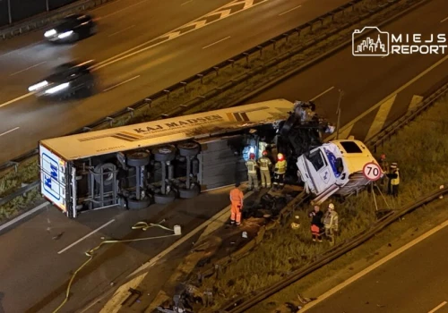 Ciężarówka uderzyła w barierki i wywróciła się na bok na trasie S8. Zablokowany zjazd na autostradę A2!