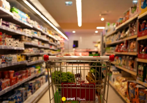 Przyłapani na porannych zakupach. Polacy masowo wrzucają to do koszyków – też masz ten nawyk?