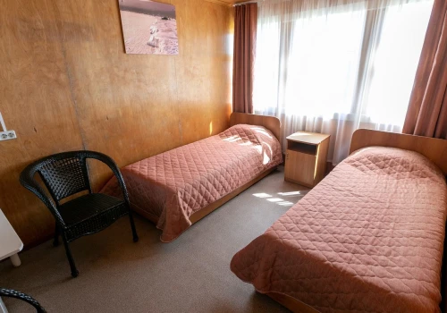 Półmetek wakacji, a pokoje świecą pustkami. 