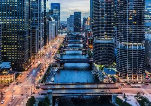Magnificent Mile w Chicago odzyskuje blask. Mniej pustostanów, mniej przestępczości i więcej odwiedzających