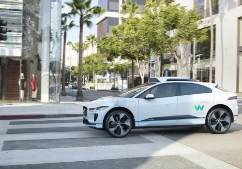 Robotaksówki Waymo bezpieczniejsze niż ludzcy kierowcy? Wyniki szokują, lecz jest jedno „ale”