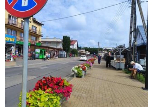 Ma 987 mieszkańców. W sezonie odwiedza ją 50 tys. osób. Dlaczego?