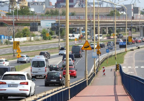 Większość kierowców robi to każdego dnia. Przez ten nawyk wydają więcej na paliwo