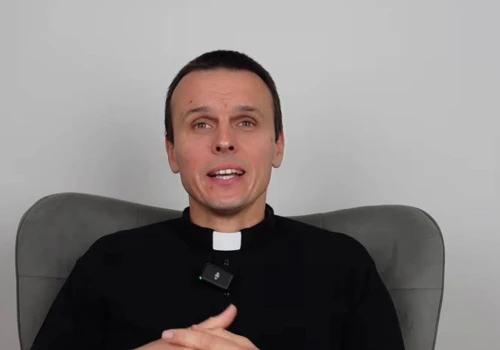 Znany ksiądz idzie do pracy. Zacznie od sprzątania toalet