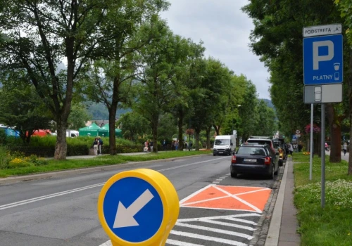 Pomarańczowe koperty są już Polsce. Kto może na nich parkować?